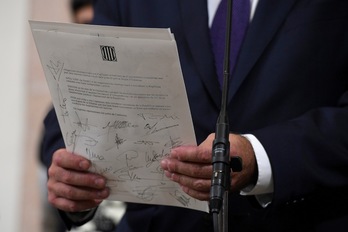 Puigdemont, tras firmar la declaración de independencia. (Lluís GENE/AFP)