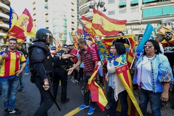 Un grupo de ultraderechistas frente a la Policía en Valencia. (José JORDAN/AFP)