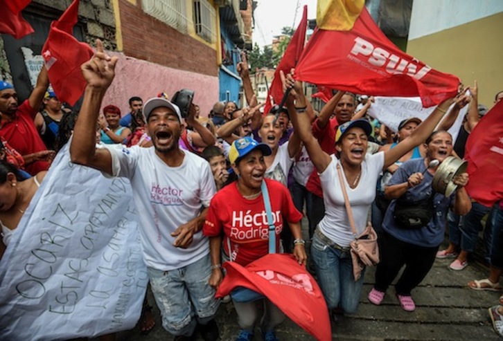 Partidarios del gobernante PSUV, durante la jornada de votación. (Juan BARRETO/AFP)