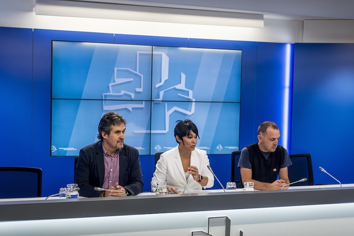 Pello Urizar, Maddalen Iriarte y Unai Urruzuno han presentado la propuesta de nuevo estatus de EH Bildu. (Jaizki FONTANEDA/ARGAZKI PRESS)