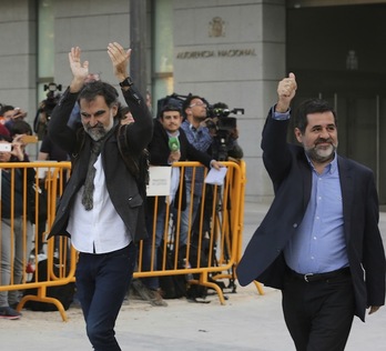 Jordi Cuixart y Jordi Sànchez, a su llegada a la AN. (J. DANAE/ARGAZKI PRESS)