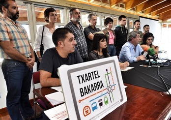 Representantes de sindicatos, asociaciones vecinales y varias organizaciones juveniles han reclamado un billete único para Bizkaia. (ARGAZKI PRESS) 