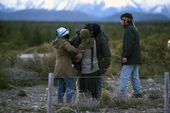 Miembros de la comunidad mapuche se abrazan tras conocerse el hallazgo de un cuerpo en el río Chubut. (Alejandra BARTOLICHE/AFP)