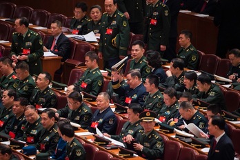 Delegados militares en el Congreso del Partido Comunista Chino. (Nicolas ASFOURI/AFP PHOTO)