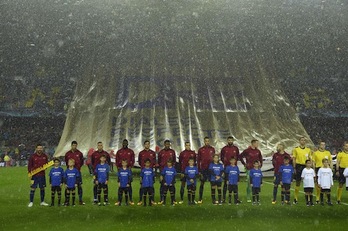 La pancarta desplegada por el Barça, al fondo, bajo la intensa lluvia caída sobre el Camp Nou. (Lluís GENÉ/AFP)