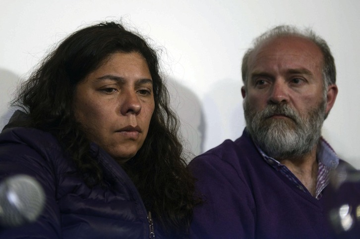 Andrea Antico, cuñada de Santiago Maldonado, y su hermano Sergio. (Alejandra BARTOLICHE/AFP)