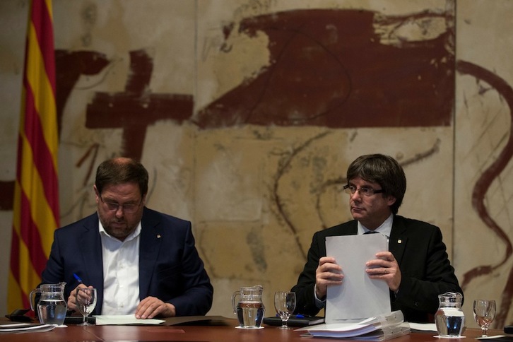 Junqueras y Puigdemont, en la reunión del Govern del miércoles. (Pau BARRENA/AFP)