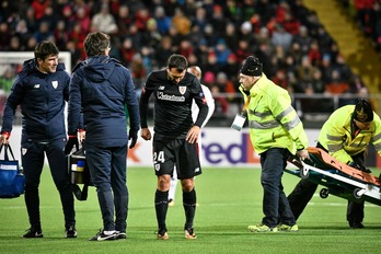 Balenziaga sale lesionado del partido ante el Ostersund. (Robert HENRIKSSON / AFP)