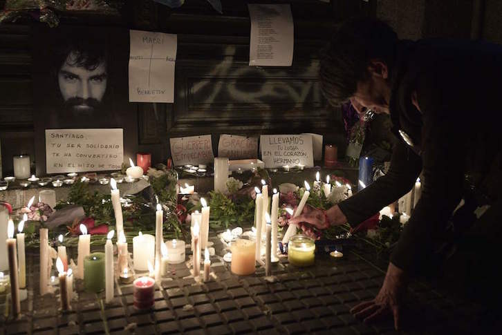 Velas y mensajes por Santiago Maldonado, en Buenos Aires. (Juan MABROMATA/AFP)