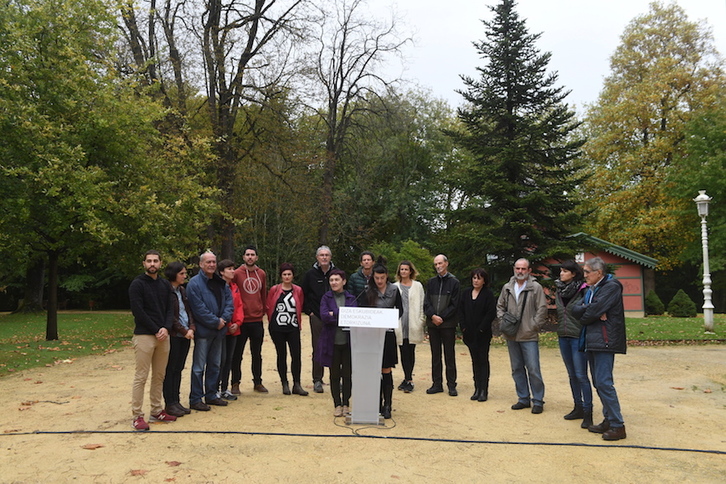 Algunos de los procesados, junto a personalidades el ámbito político, social y sindical vasco. (Jon URBE/ARGAZKI PRESS)