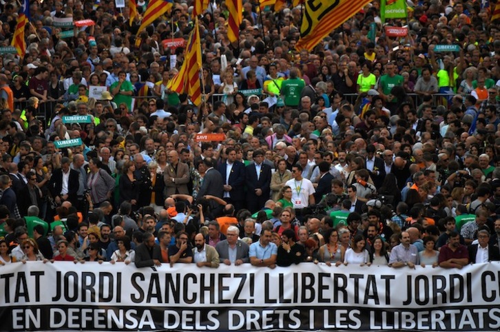 Movilización para reclamar la libertad de Jordi Sànchez y Jordi Cuixart. (Lluís GENE/AFP)