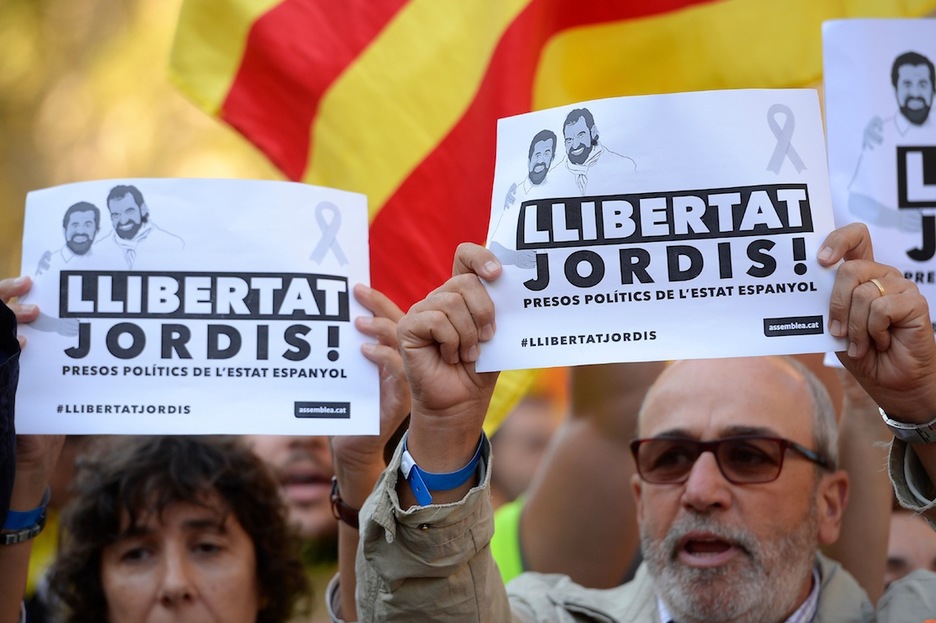 Pasquines a favor de la liberación de Jordi Sànchez y Jordi Cuixart. (Josep LAGO/AFP)