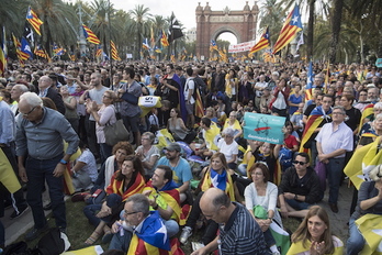 Concentración convocada por ANC y Òmnium el pasado 10 de octubre ante el Parlament, donde comparecía Puigdemont. (Jagoba MANTEROLA/ARGAZKI PRESS)