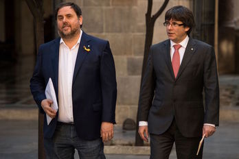 Junqueras y Puigdemont llegan al Palau de la Generalitat para la reunión del Govern de ayer. (Josep LAGO/AFP)
