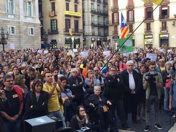 Cientos de personas se han movilizado en defensa de la Educación catalan. (@SEPC_nacional)