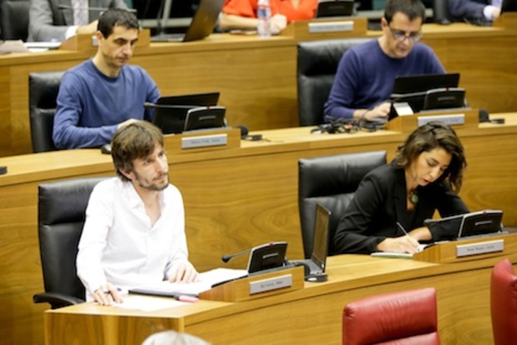 Mikel Buil y Laura Pérez, en un pleno de la Cámara navarra. (PARLAMENTO DE NAFARROA)