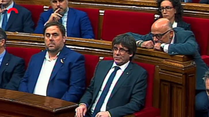 Junqueras y Puigdemont en un pleno del Parlament. (PARLAMENT)