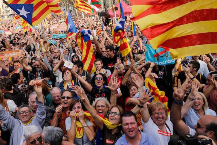 La multitud celebra la llegada de la República catalana. (Pau BARRENA/AFP)