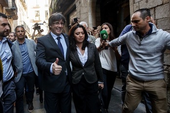 Carles Puigdemont se ha dado un baño de masas en Girona un día después de que el Parlament proclamara la Repúblcia catalana. (Eddy KELELE/AFP)