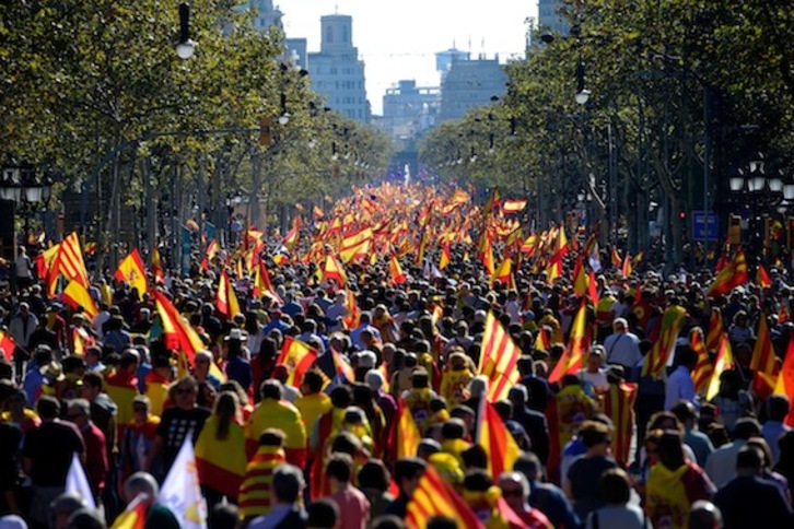 Una multitud se ha congregado en el centro de Barcelona en defensa de la «unidad de España». (Pierre-Philippe MARCOU/AFP)