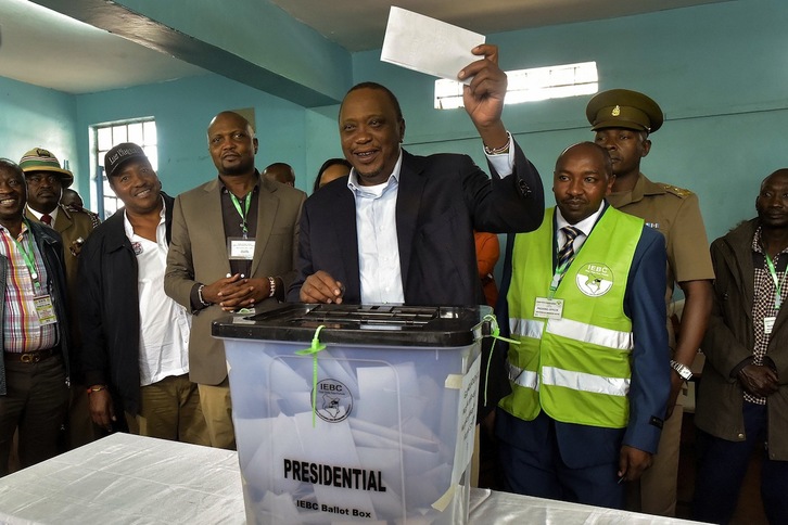 Uhuru Kenyatta, actual presidente y ganador de los comicios, depositando su voto. (Simon MAINA / AFP)
