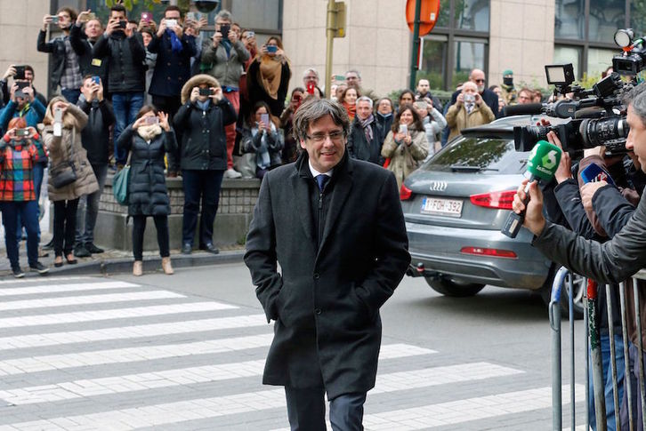 Carles Puigdemont llega a la sede del Club de Prensa de Bruselas en medio de una gran expectación. (Nicolas MAETERLINCK/AFP)