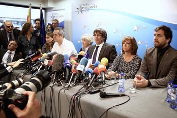 Puigdemont y los consellers Serret, Forn, Ponsatí, Borràs y Comin, en Bruselas. (Aurore BELOT/AFP) 