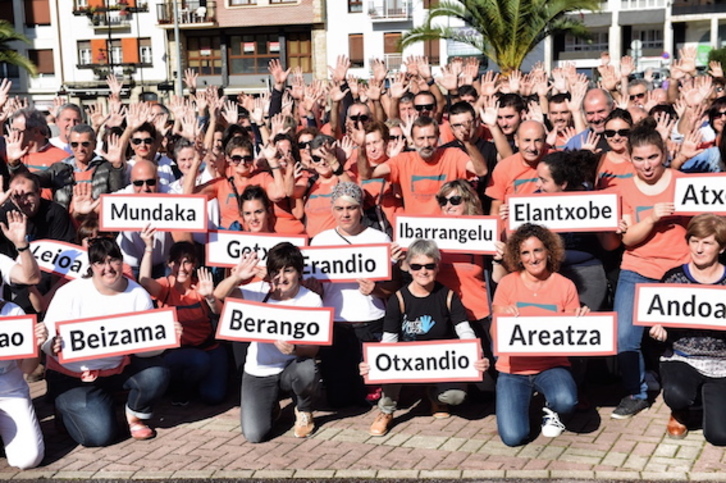 Vecinos de las trece localidades en las que habrá consultas el domingo han comparecido en Galdakao. (Marisol RAMÍREZ/ARGAZKI PRESS)