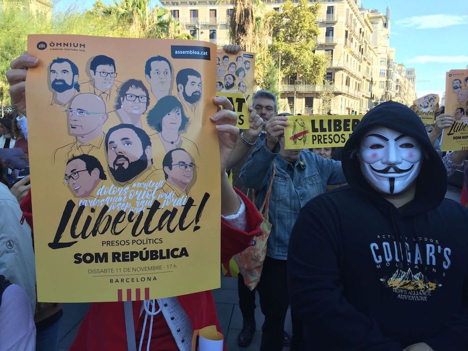 Carteles con los rostros de los presos catalanas piden «libertat». (Ramón SOLA)