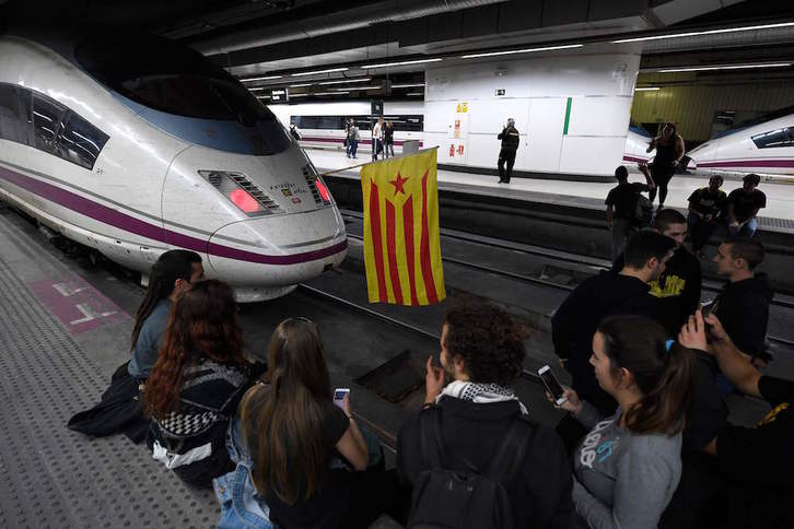 Corte de vías en la estación de Sants de Barcelona. (Lluís GENÉ/AFP PHOTO)