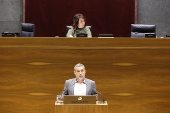 El vicepresidente Laparra, en su defensa de la Ley de Conciertos Sociales en la Cámara. (PARLAMENTO DE NAFARROA)