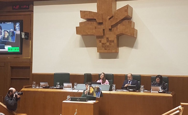 El parlamentario de Elkarrekin Podemos Jon Hernández ha recordado a las víctimas del franquismo. (@tinixaraguanche)