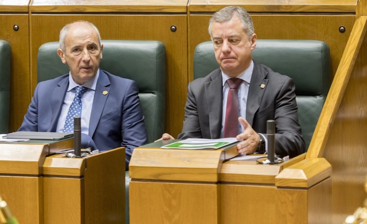 Josu Erkoreka e Iñigo Urkullu, durante la sesión de ayer en el Parlamento de Gasteiz. (Juanan RUIZ / ARGAZKI PRESS)