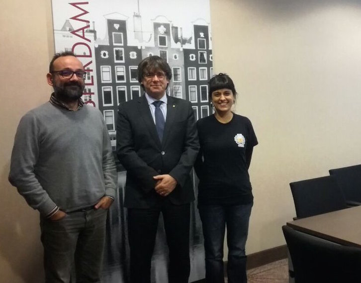 Puigdemont se ha reunido hoy en Bruselas con Anna Gabriel y Benet Salellas, de la CUP. (@cupnacional)