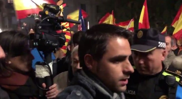 La Policía Local de Sabadell ha tenido que proteger a un grupo de periodistas de los españolistas. (@324cat)