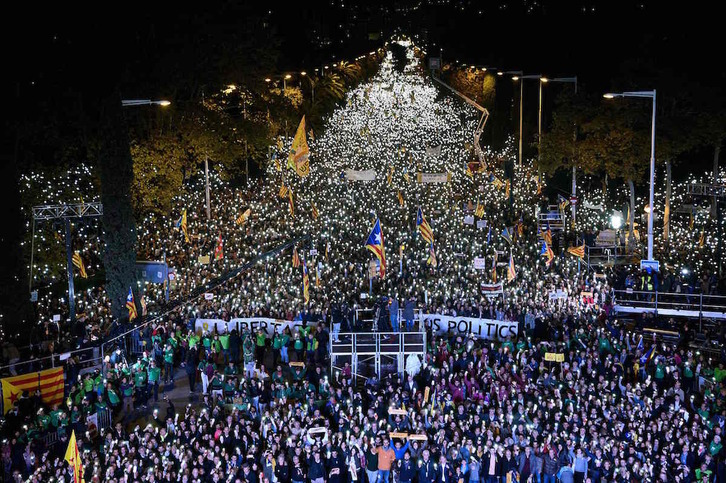 Las luces de los móviles iluminan la manifestación de Barcelona. (Josep LAGO | AFP)