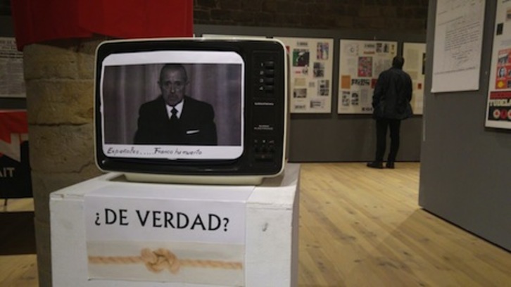 Montaje con la imagen televisiva de Arias Navarro anunciando la muerte de Franco. (FOTOGRAFÍAS: Iñaki VIGOR)