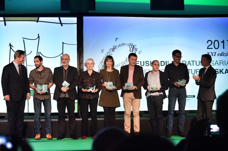 Urkullu y Zupiria, con los galardonados con el premio Euskadi. (ARGAZKI PRESS)