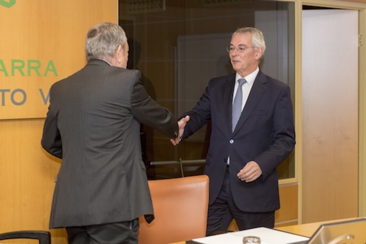 El consejero Pedro Azpiazu saluda al parlamentario del PP Antón Damborenea en una imagen de archivo. (Juanan RUIZ/ARGAZKI PRESS)
