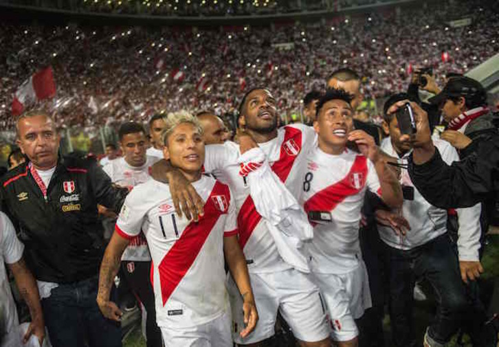 Los jugadores peruanos celebran su clasificación. (Ernesto BENAVIDES / ARGAZKI PRESS)