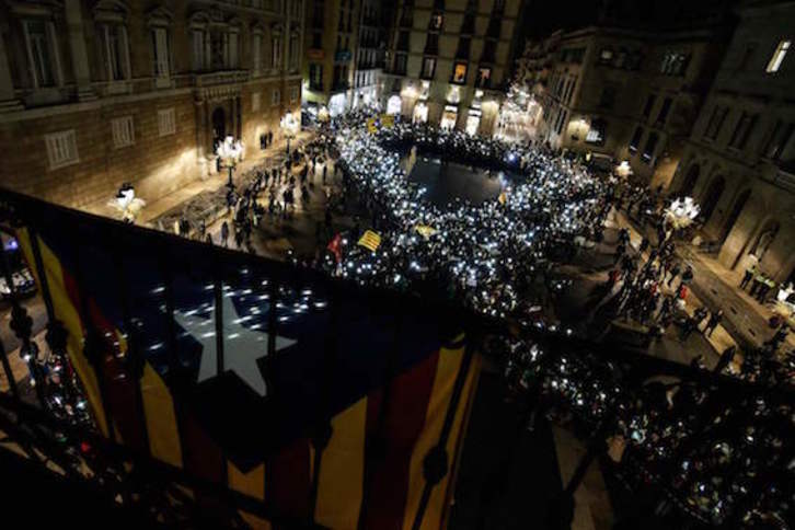 Mosaico luminoso en forma de lazo en la plaza Sant Jaume de Barcelona. (Pau BARRENA/AFP)