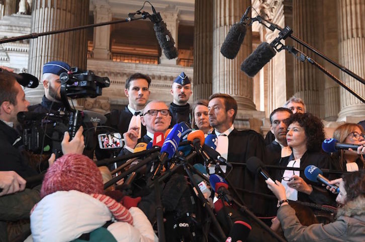 Los abogados de Puidemont y los consellers hablan ante la prensa tras la vista de hoy en Bruselas. (Aurore BELOT/AFP)
