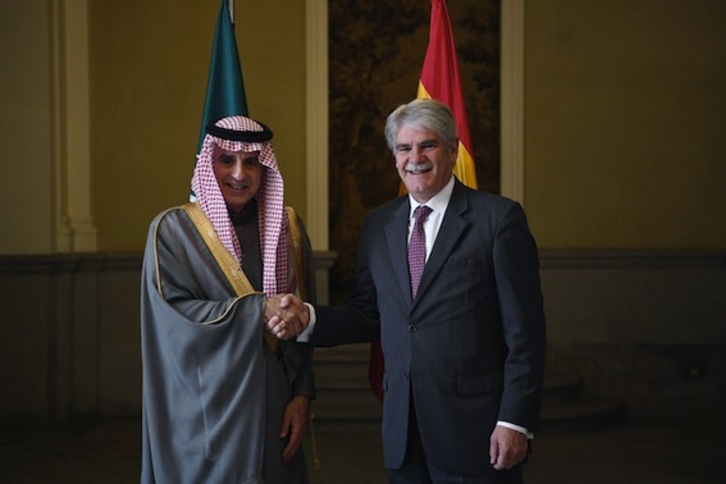 Alfonso Dastis, ministro español de Exteriores, junto a su homólogo saudí, Adel al-Jubeir. (Gabriel BOUYS/AFP)