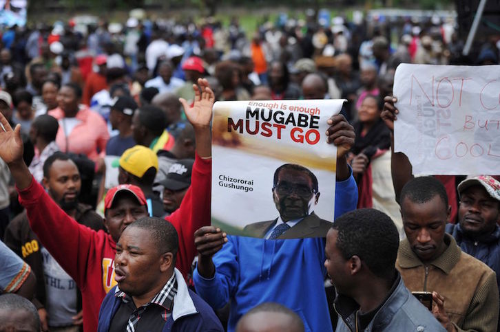 Manifestación para exigir la salida de Mugabe. (AFP)