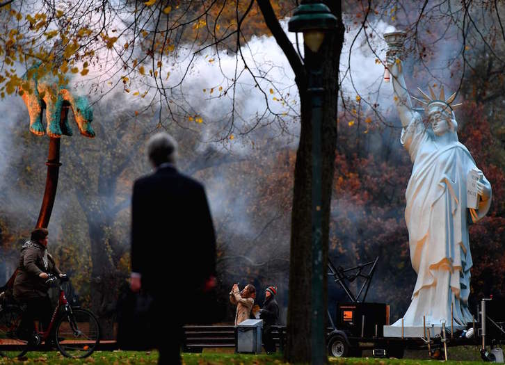 Una réplica de la Estatua de la Libertad emite humo desde la antorcha. (Patrik STOLLARZ/AFP)