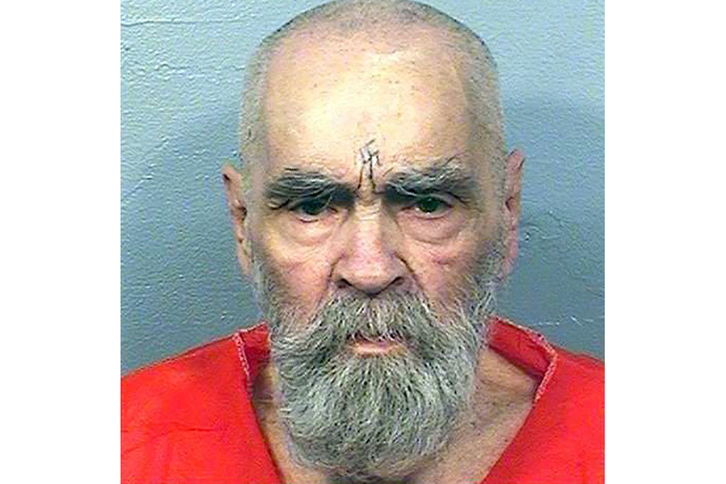 Charles Manson, con la cruz gamada tatuada en la frente. (AFP)