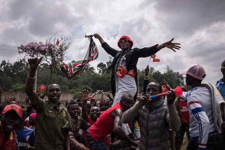 Uhuru Kenyatta presidentearen jarraitzaileak, Auzitegi Gorenaren ebazpena ospatzen. (Fredrik LERNERYD/AFP)