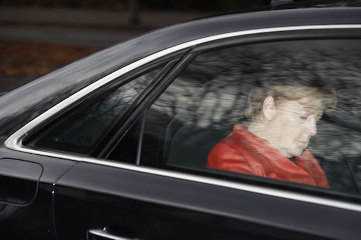 La canciller alemana, Angela Merkel, a su llegada a la residencia presidencial de Bellevue. (Odd ANDERSEN/AFP)