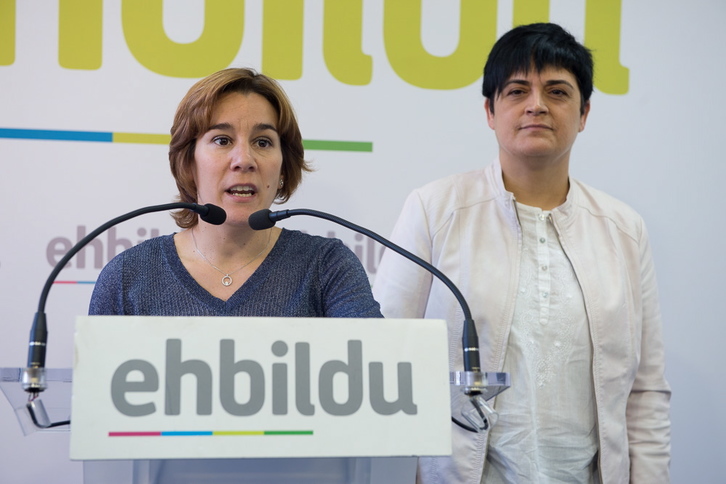 Leire Pinedo y Marian Beitialarrangoitia han explicado la postura de EH Bildu. (ARGAZKI PRESS)