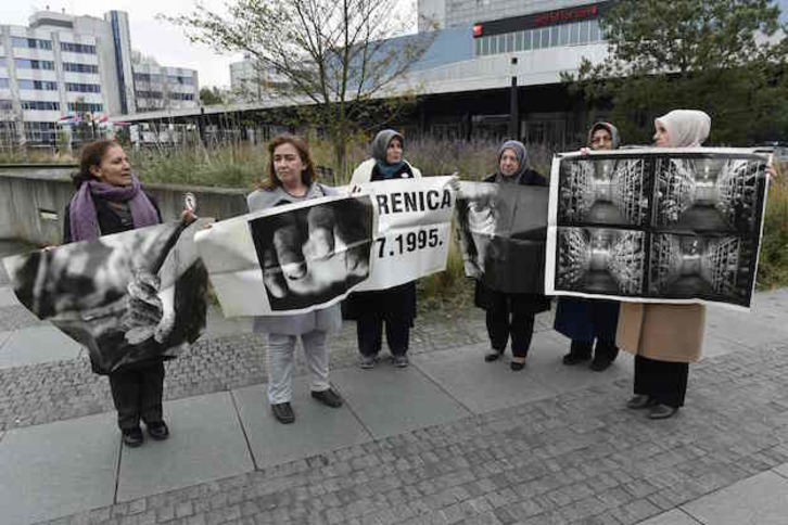Concentración a las puertas del Tribunal Penal Internacional para la Antigua Yugoslavia. (JOHN THYS / AFP)